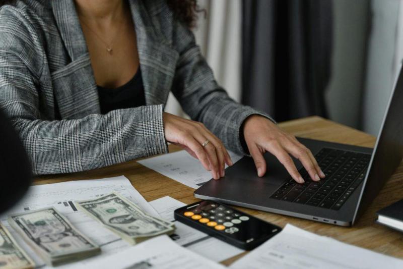 Chart comparing types of investment accounts for beginners.